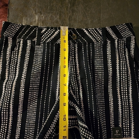 a.n.a Twill 5" Black/White Shorts Size 4 NWOT - Picture 3 of 9
